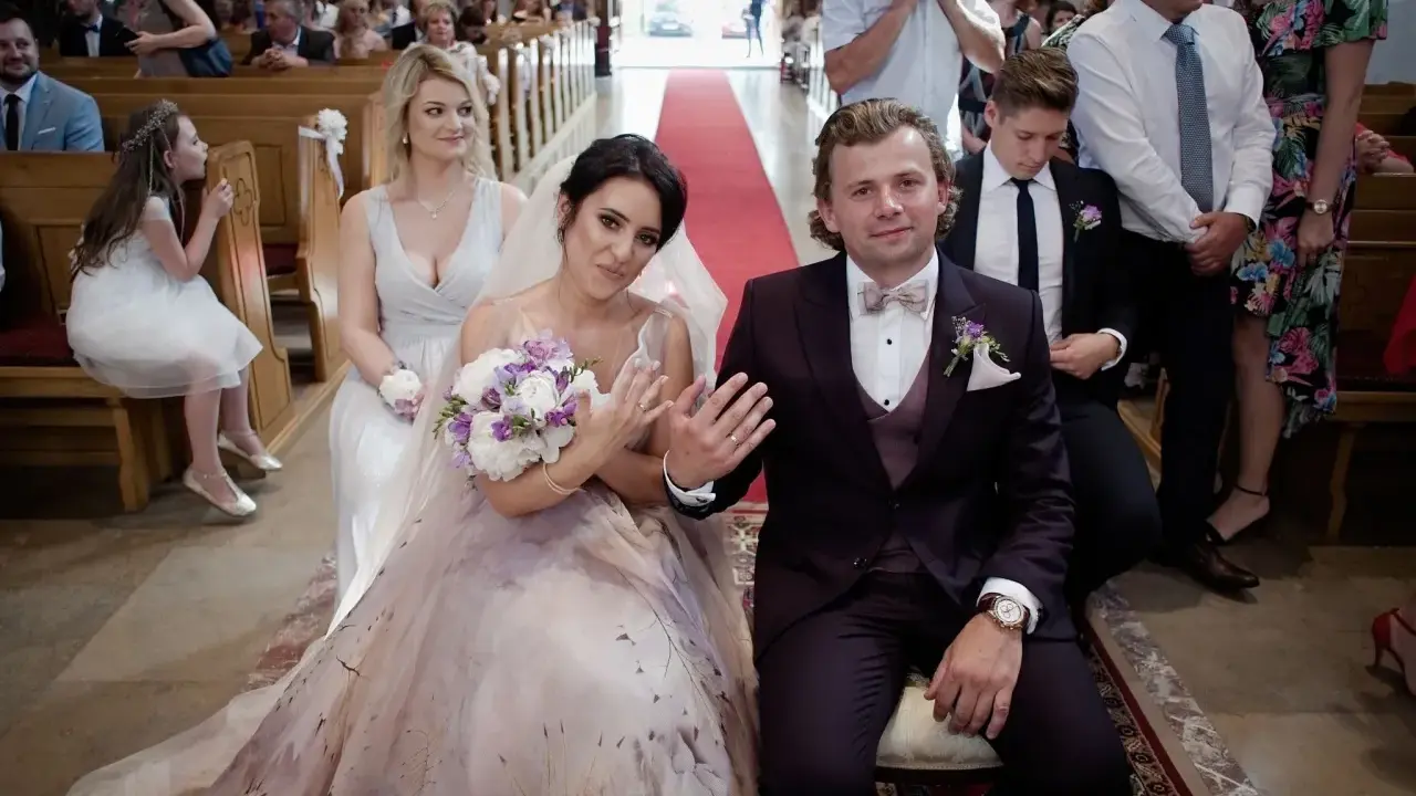 Para młoda podczas ceremonii zaślubin. Panna młoda w pięknej sukni, pan młody w garniturze.