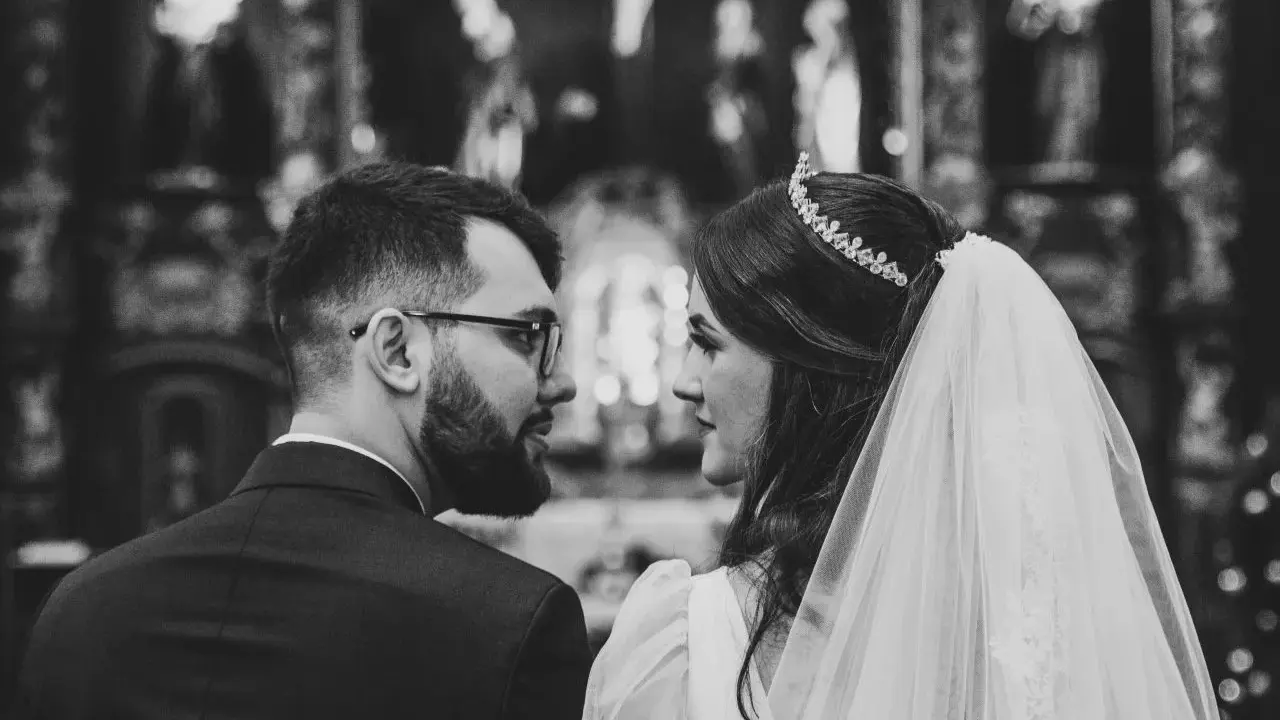Para młoda patrzy na siebie z czułością. To ich wesele, może nawet wesele mafii, pełne tajemnic i namiętności.