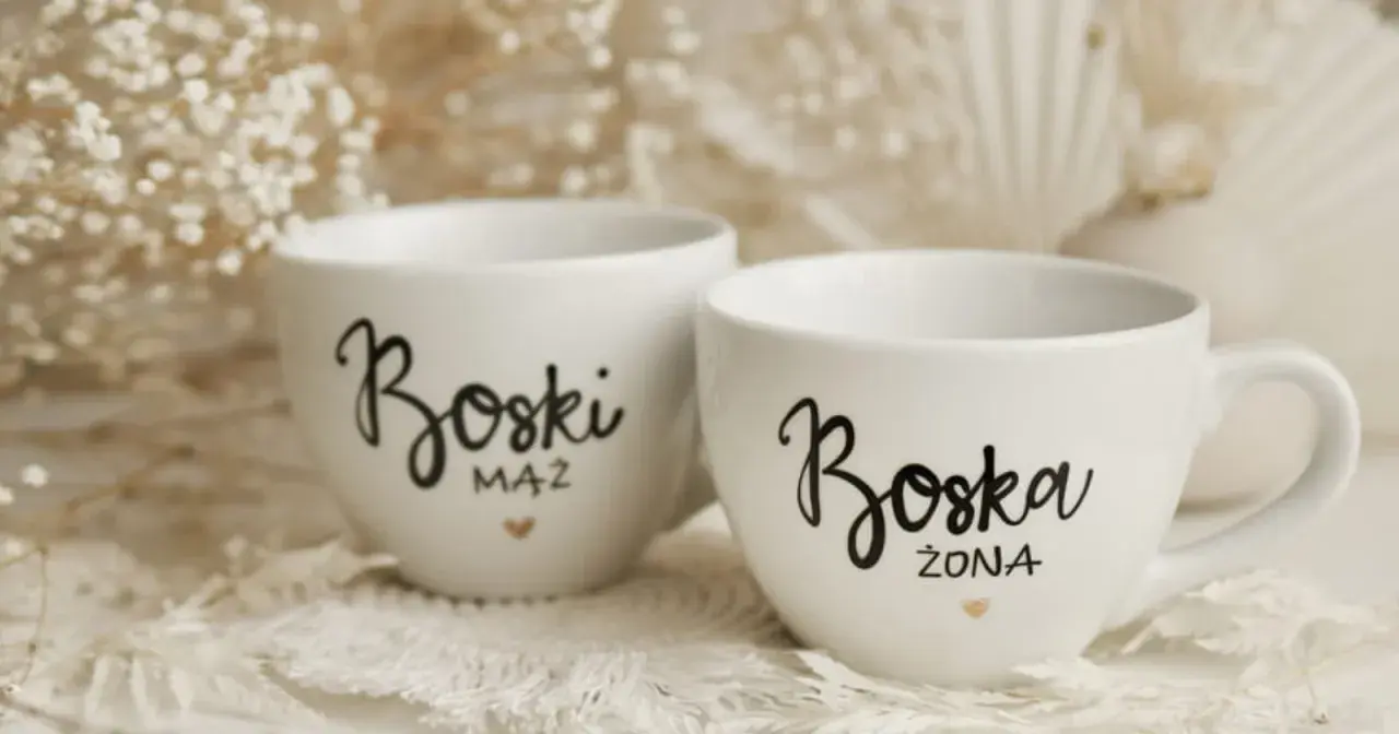 Dwie białe filiżanki z napisami "Boski Mąż" i "Boska Żona" - idealne co zamiast kwiatów na ślub cywilny.