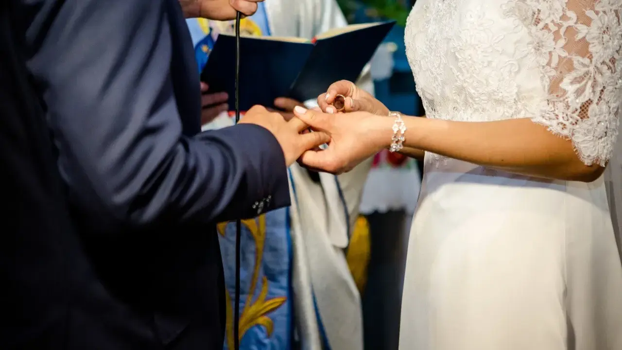 Ceremonia ślubna, podczas której narzeczona zakłada obrączkę. Pytanie: czy po rozwodzie cywilnym można wziąć ślub kościelny?