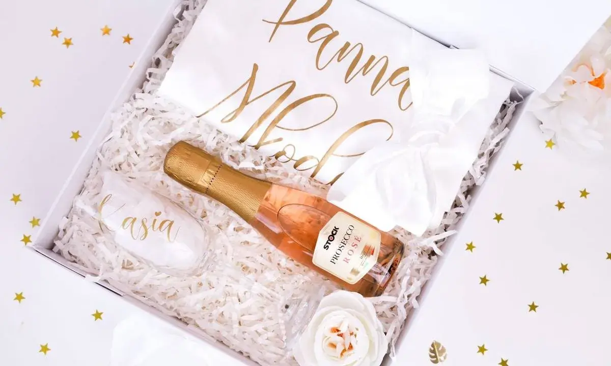 Idealny prezent od świadkowej dla panny młodej: kieliszek z imieniem, prosecco i koszulka z napisem "Panna Młoda".
