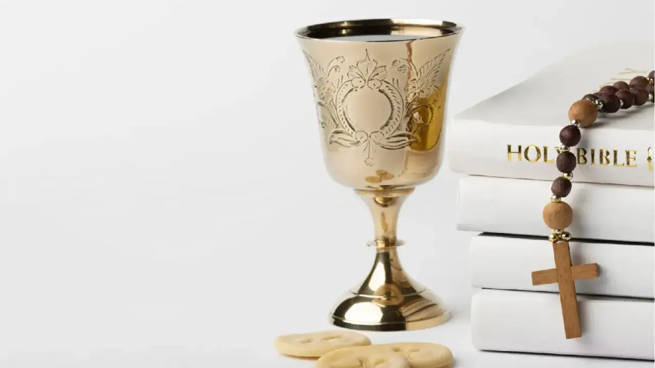 Złoty kielich, hostie, różaniec i Biblia. Symbolika sakramentów, od chrztu do ślubu, przygotowująca do życia w wierze.