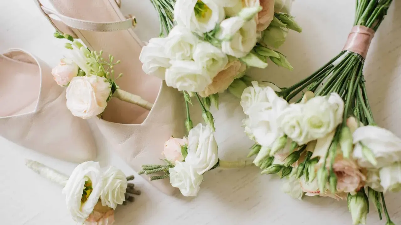 Delikatne bukieciki i buty ślubne. Czy trzeba mieć bukiet na ślub cywilny? Zobacz, jak pięknie wyglądają kwiaty przy eleganckich dodatkach.