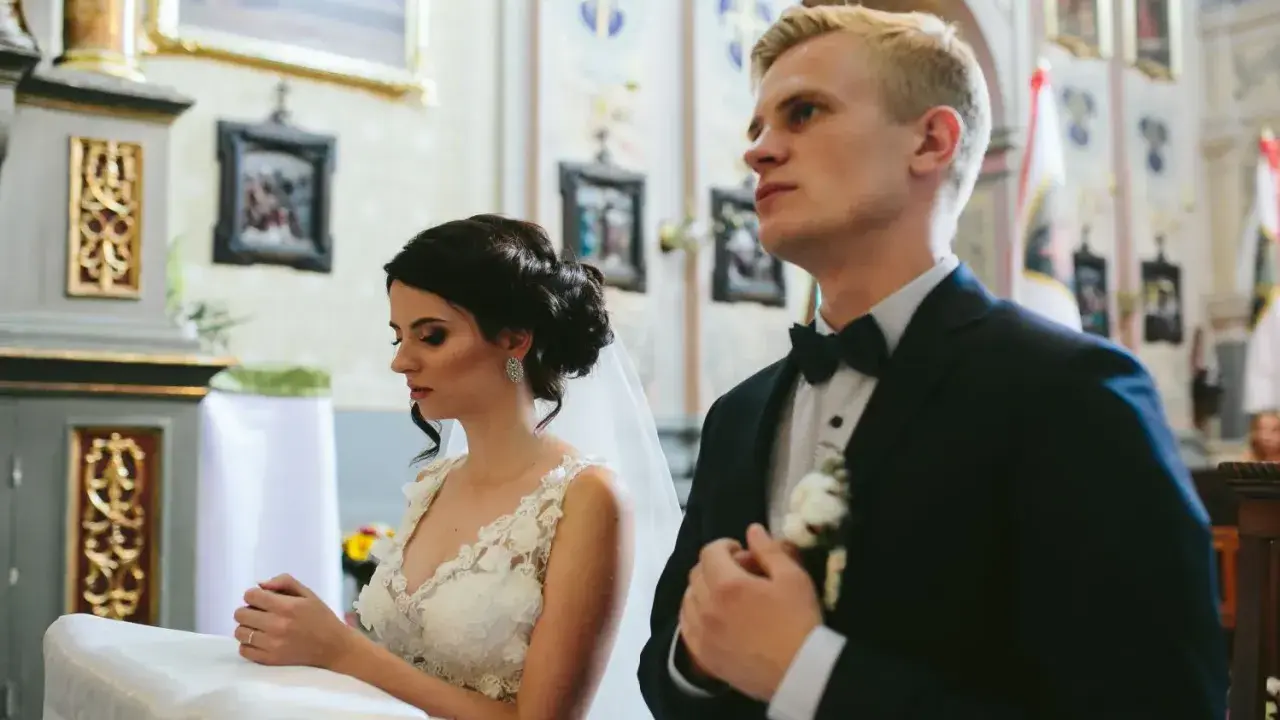 Para młoda w kościele. Dokumenty potrzebne do ślubu kościelnego w innej parafii to ważny krok do sakramentu.