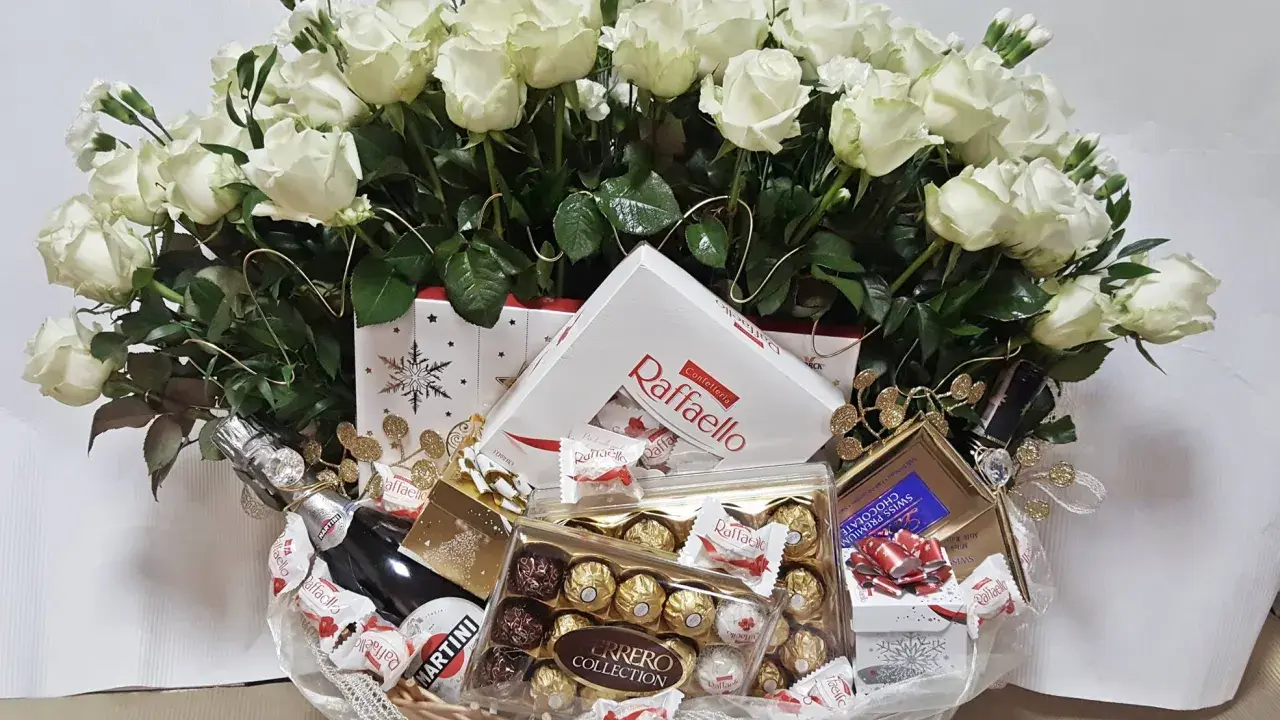Kosz dla rodziców: białe róże, Martini, Raffaello, Ferrero Rocher i czekolada. Idealny pomysł na prezent!