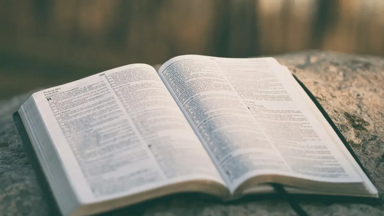 Otwarta Biblia na kamieniu. Psalm do miłości, słowa nadziei i wiary.