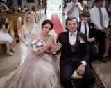 Para młoda podczas ceremonii zaślubin. Panna młoda w pięknej sukni, pan młody w garniturze.