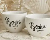 Dwie białe filiżanki z napisami "Boski Mąż" i "Boska Żona" - idealne co zamiast kwiatów na ślub cywilny.