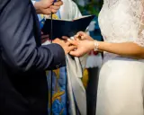 Ceremonia ślubna, podczas której narzeczona zakłada obrączkę. Pytanie: czy po rozwodzie cywilnym można wziąć ślub kościelny?