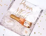 Idealny prezent od świadkowej dla panny młodej: kieliszek z imieniem, prosecco i koszulka z napisem "Panna Młoda".
