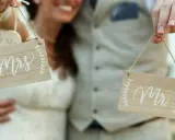Para młoda trzyma tabliczki "Mrs" i "Mr". To symbol ich wspólnej przyszłości, a może i zapowiedź, o czym świadczy podwójne nazwisko.
