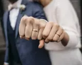 Para młoda pokazuje obrączki. Co oznacza obrączka na lewej ręce? To symbol wiecznej miłości i wierności.