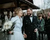 Para młoda wychodzi z kościoła, obsypana konfetti. Mimo że to najgorszy miesiąc na ślub, ich uśmiechy rozświetlają zimny dzień.