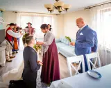 Wzruszający moment błogosławieństwa matki chrzestnej dla pary młodej, przy akompaniamencie kapeli góralskiej.
