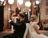 Para zabawy podczas wesela. Ona trzyma tabliczkę "Żona", on "Mąż". Prowadzący zadaje pytania w ramach testu małżeńskiego.