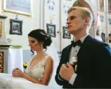 Para młoda w kościele. Dokumenty potrzebne do ślubu kościelnego w innej parafii to ważny krok do sakramentu.