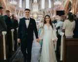 Para młoda idzie do ołtarza w kościele. To piękny ślub konkordatowy, pełen radości i miłości.