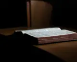 Otwarta Biblia na drewnianym stole, gotowa do modlitwy wiernych na ślub.