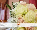 Delikatny bukiet ślubny z różowych i kremowych róż, uzupełniony gipsówką. Czy świadkowa ma bukiet? Tak, ten piękny bukiet jest gotowy na uroczystość.
