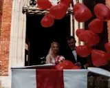 Niespodzianka dla brata na wesele: para młoda wychodzi z pudełka wśród czerwonych serduszek.