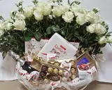 Kosz dla rodziców: białe róże, Martini, Raffaello, Ferrero Rocher i czekolada. Idealny pomysł na prezent!