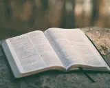 Otwarta Biblia na kamieniu. Psalm do miłości, słowa nadziei i wiary.