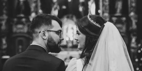 Para młoda patrzy na siebie z czułością. To ich wesele, może nawet wesele mafii, pełne tajemnic i namiętności.