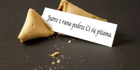 Złamane ciastko z wróżbą, na kartce śmieszne wróżby: "Jutro z rana podrze Ci się piżama.