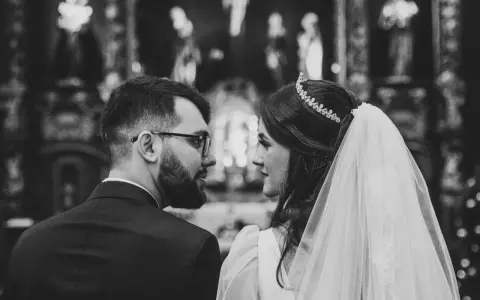 Para młoda patrzy na siebie z czułością. To ich wesele, może nawet wesele mafii, pełne tajemnic i namiętności.