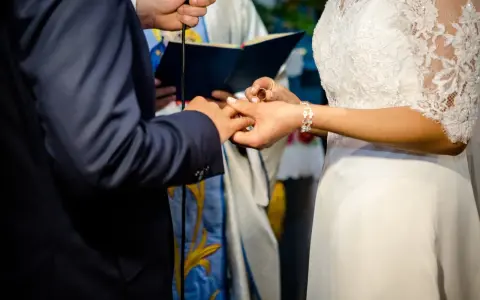 Ceremonia ślubna, podczas której narzeczona zakłada obrączkę. Pytanie: czy po rozwodzie cywilnym można wziąć ślub kościelny?