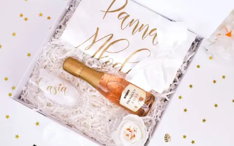 Idealny prezent od świadkowej dla panny młodej: kieliszek z imieniem, prosecco i koszulka z napisem "Panna Młoda".