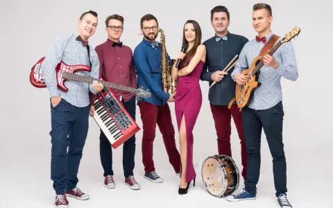 Zespół weselny gotowy do występu. Muzycy z gitarami, saksofonem, klawiszami, mikrofonem i perkusją. Idealni do odpowiedzi na pytania do zespołu weselnego.