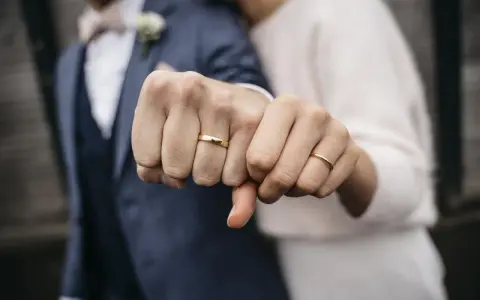 Para młoda pokazuje obrączki. Co oznacza obrączka na lewej ręce? To symbol wiecznej miłości i wierności.
