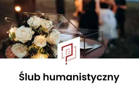 Białe róże z lampkami, szklana szkatułka i rozmyte sylwetki ludzi w tle. To piękny ślub humanistyczny.