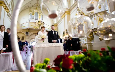 Para młoda w kościele, przygotowania do ślubu. Zastanawiamy się, ile pieśni na ślub będzie idealnie pasować do tej uroczystości.