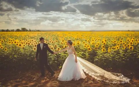 Para młoda w słonecznikach. Zaproszenie na poprawiny w słoneczny dzień.