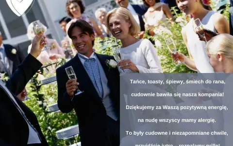 Uśmiechnięci goście weselni z kieliszkami szampana. Teksty na bramy weselne: "Na nudę wszyscy mamy alergię. Przyjdźcie jutro – rozpalamy grille!