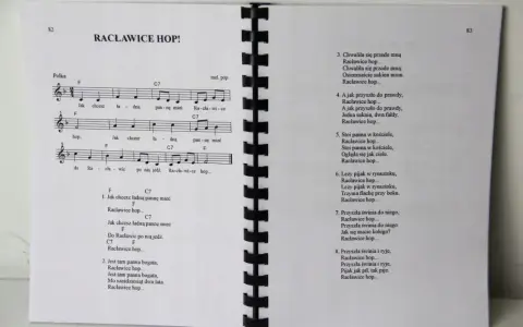 Strona z nutami i tekstami piosenek biesiadnych, w tym "Racławice hop!".