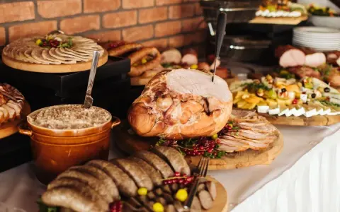 Stół wiejski jak udekorować: obfitość wędlin, pasztet, pieczone mięsa, sery i owoce. Idealny na przyjęcie.