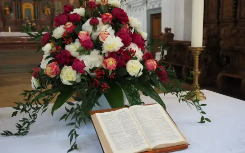 Kwiaty i otwarta księga tworzą najpiękniejsze dekoracje kościoła.