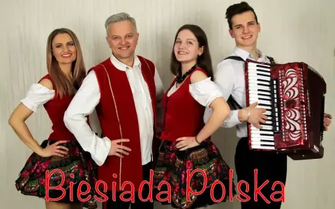 Zespół "Biesiada Polska" w strojach ludowych, gotowy do zabawy. Akordeonista i wokalistki zapraszają na piosenki biesiadne dla dorosłych.
