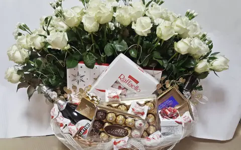 Kosz dla rodziców: białe róże, Martini, Raffaello, Ferrero Rocher i czekolada. Idealny pomysł na prezent!
