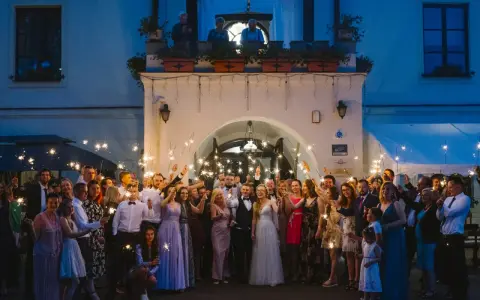 Wesele z zimnymi ogniami zamiast fajerwerków. Goście weselni trzymają w dłoniach zimne ognie, tworząc magiczną atmosferę.