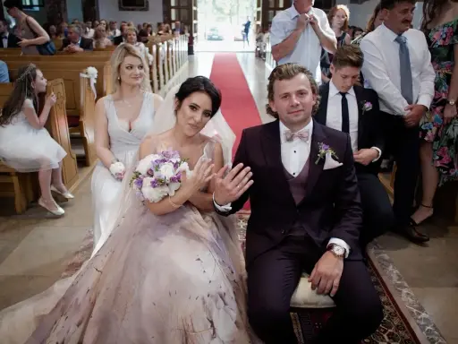 Para młoda podczas ceremonii zaślubin. Panna młoda w pięknej sukni, pan młody w garniturze.