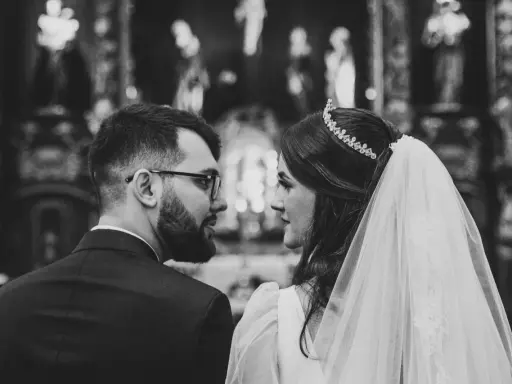 Para młoda patrzy na siebie z czułością. To ich wesele, może nawet wesele mafii, pełne tajemnic i namiętności.