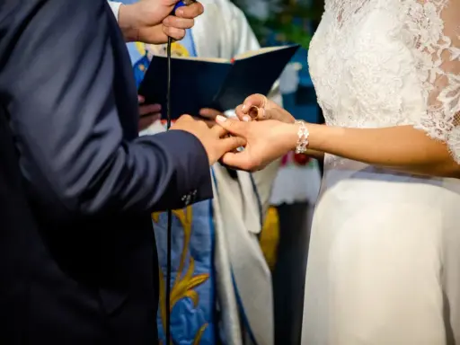 Ceremonia ślubna, podczas której narzeczona zakłada obrączkę. Pytanie: czy po rozwodzie cywilnym można wziąć ślub kościelny?