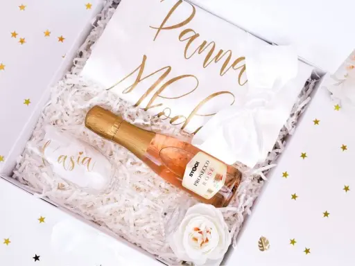 Idealny prezent od świadkowej dla panny młodej: kieliszek z imieniem, prosecco i koszulka z napisem "Panna Młoda".