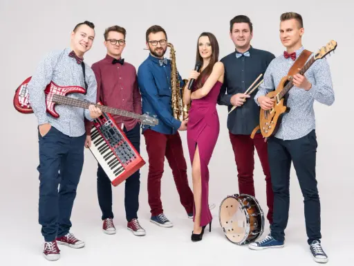 Zespół weselny gotowy do występu. Muzycy z gitarami, saksofonem, klawiszami, mikrofonem i perkusją. Idealni do odpowiedzi na pytania do zespołu weselnego.