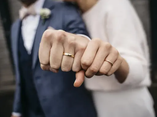 Para młoda pokazuje obrączki. Co oznacza obrączka na lewej ręce? To symbol wiecznej miłości i wierności.