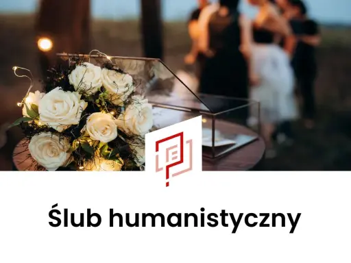 Białe róże z lampkami, szklana szkatułka i rozmyte sylwetki ludzi w tle. To piękny ślub humanistyczny.